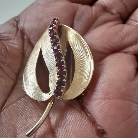 VTG GRANNYCORE GOLD TONE AUSTRIAN RUBY CRYSTAL LEAF BROOCH - Picture 2 of 4
